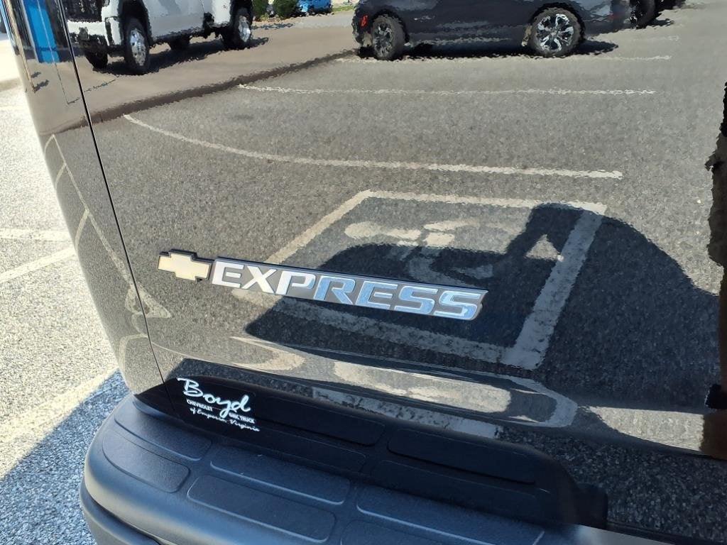 2025 Chevrolet Express Passenger 3500 1LS